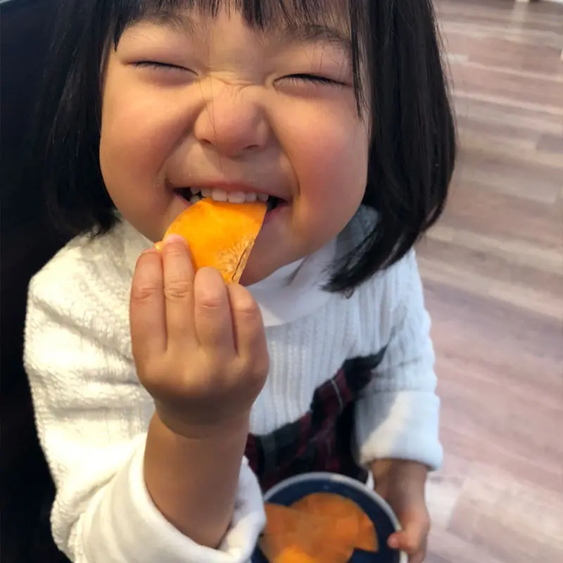 菌ちゃん農法で育てた人参を食べる子ども