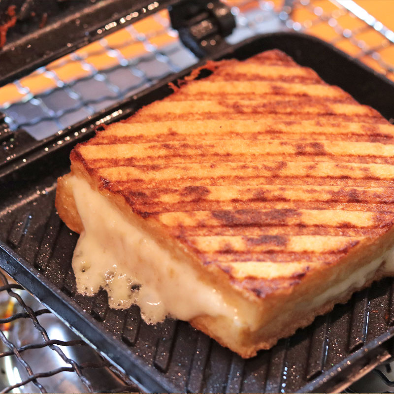 スキレットで焼いた厚揚げのチーズはさみ焼き