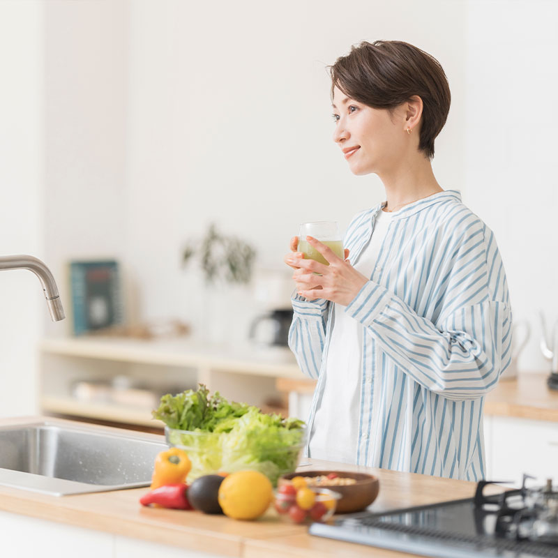 健康的な食事をする女性