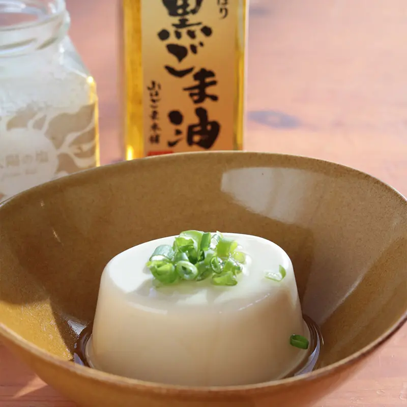 圧搾一番搾り　芳醇黒ごま油をかけた冷ややっこ