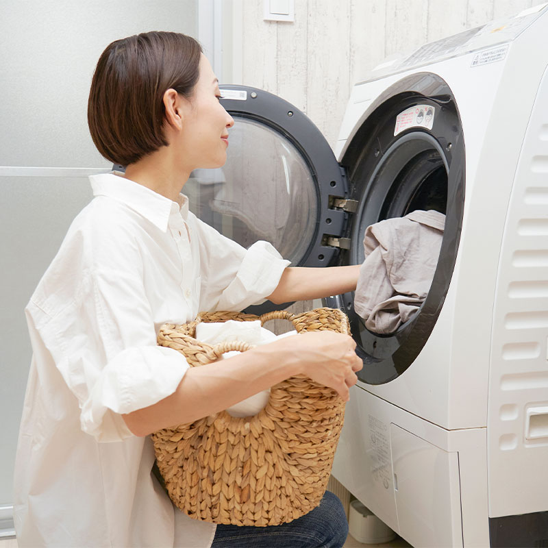 洗濯する女性