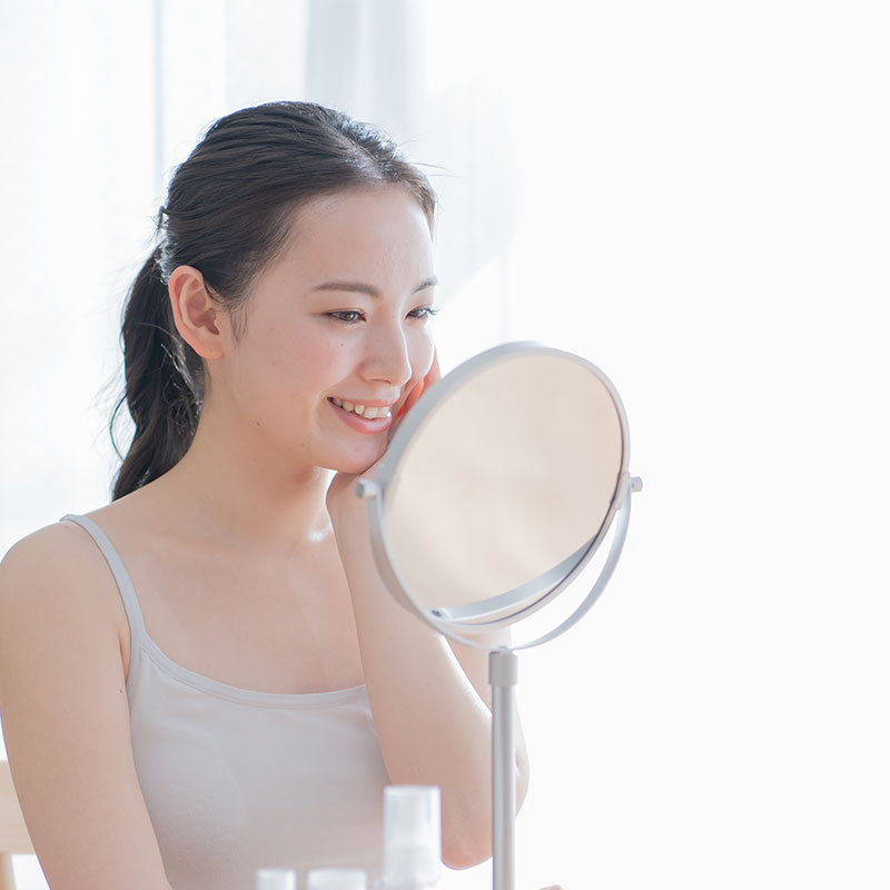 メイクする女性