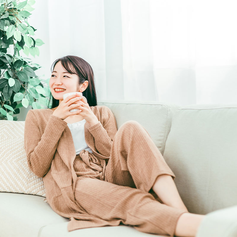 家でくつろぐ女性