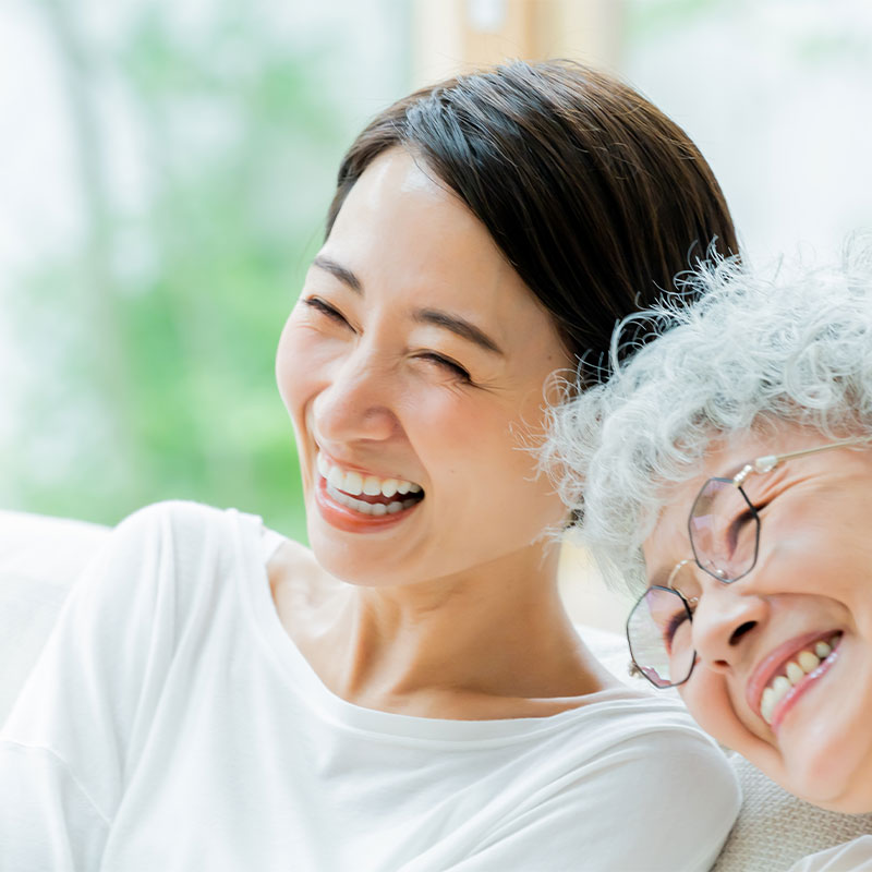 歯を見せて笑う女性