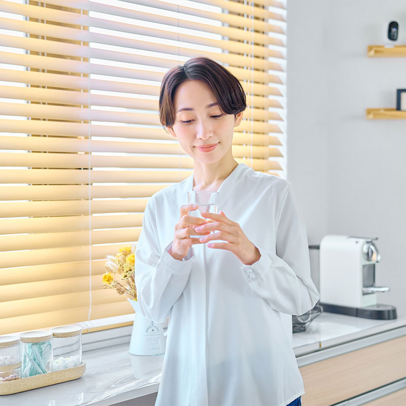 プルーンを飲む女性