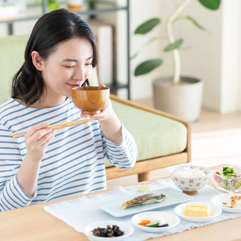 食事をする女性