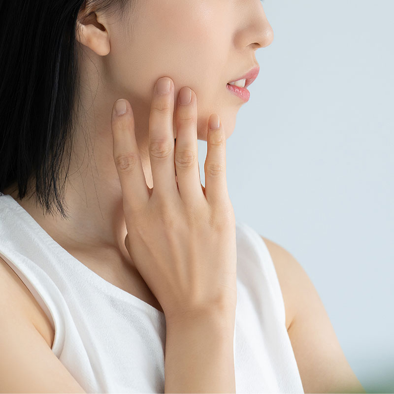 肌の調子を確認する女性