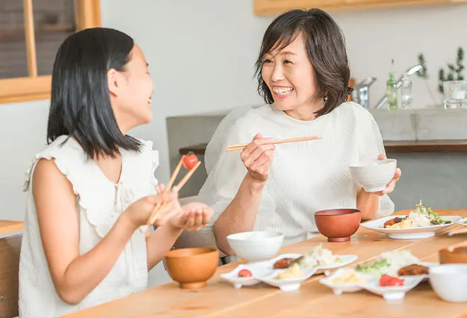 美味しそうに食べる親子