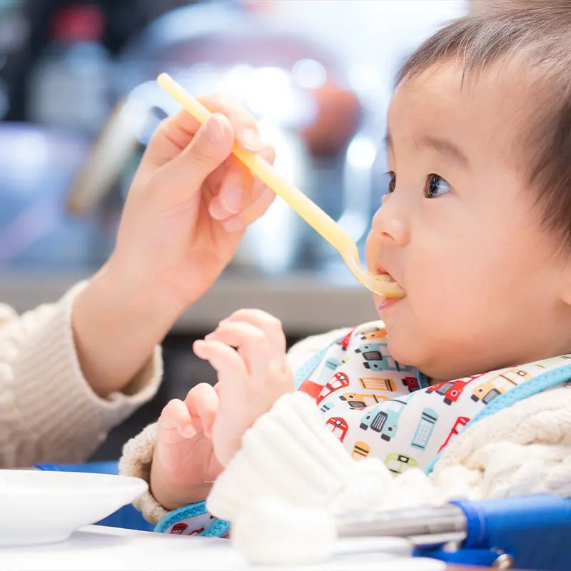 離乳食を食べる赤ちゃん