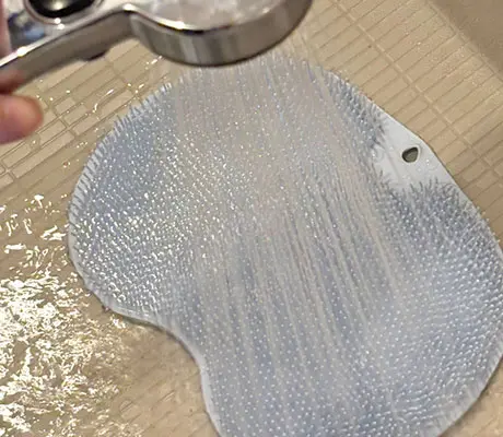 足洗マットを濡らす