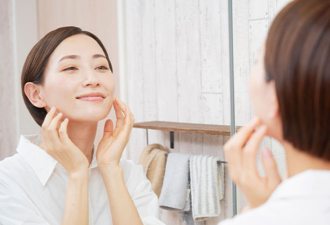 スキンケアする女性