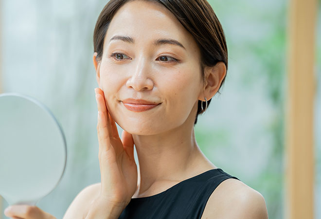 スキンケアする女性