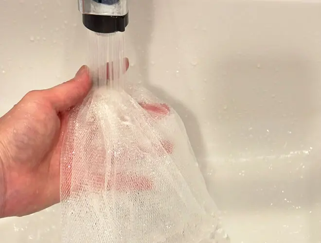 泡立てネットにお湯をかける