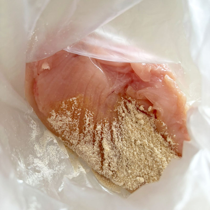 鶏肉に砂糖を刷り込む