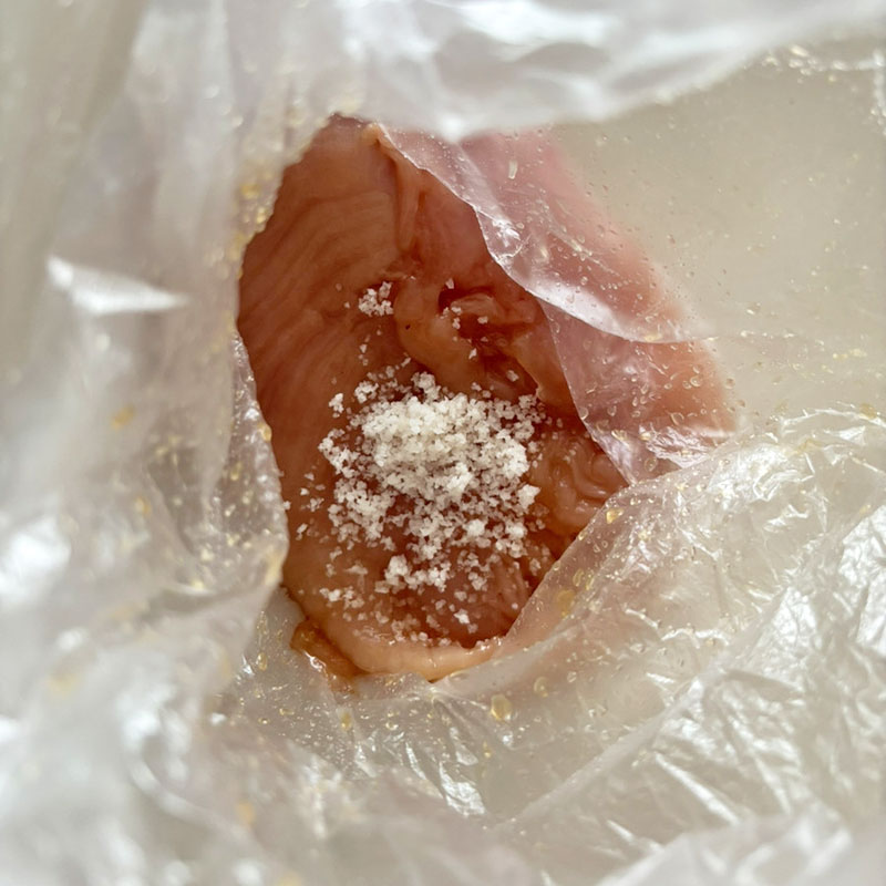 鶏肉に太陽の塩を刷り込む