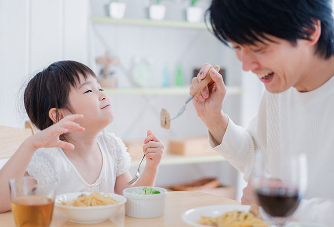 ごはんを食べる子ども
