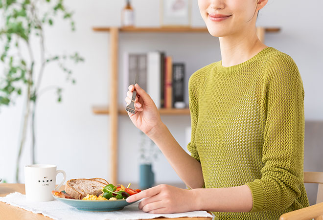食事をする女性