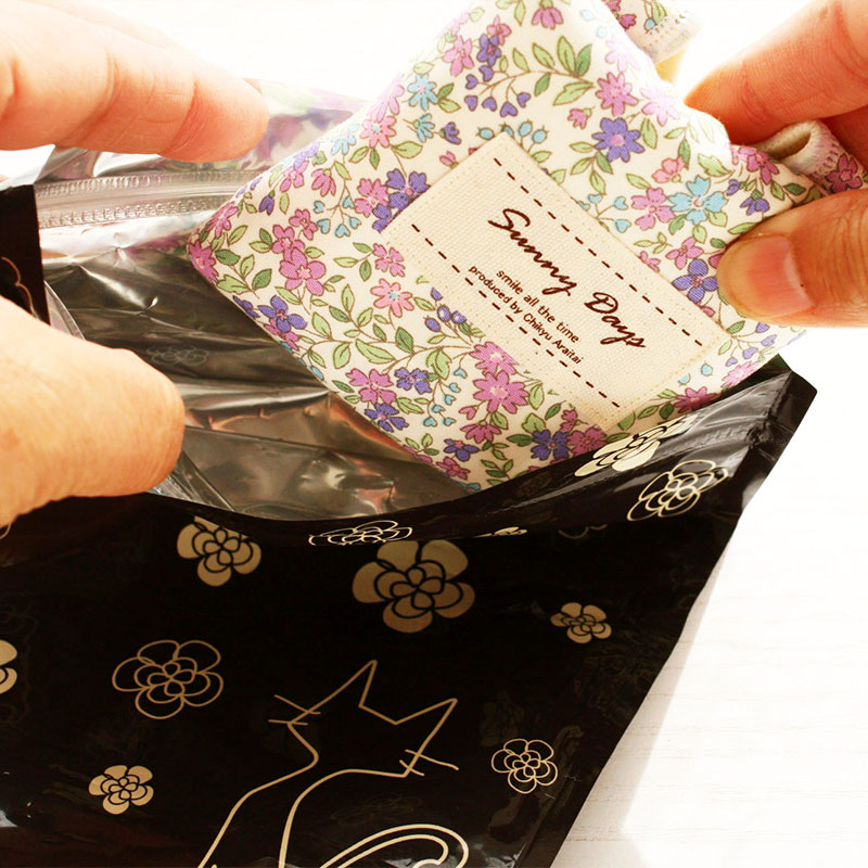 使用後の布ナプキンをチャック袋に入れる